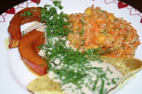 Möhren-Salat mit Quinoa zu gebackenem Kürbis. 