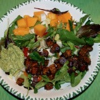 Mesclun-Salat mit gebratenem Tempeh