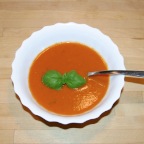 Tomaten-Kokos-Suppe mit Basilikum