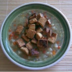 Gemüsesuppe (Lapskaus) mit knusprigen Tofuwürfeln